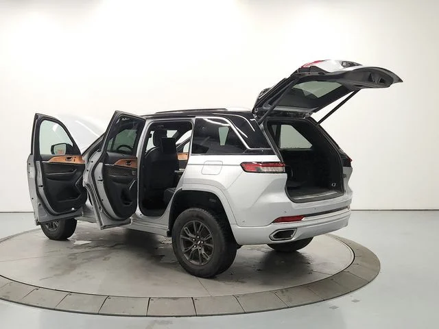 Used 2023 Silver Jeep Summit image 13