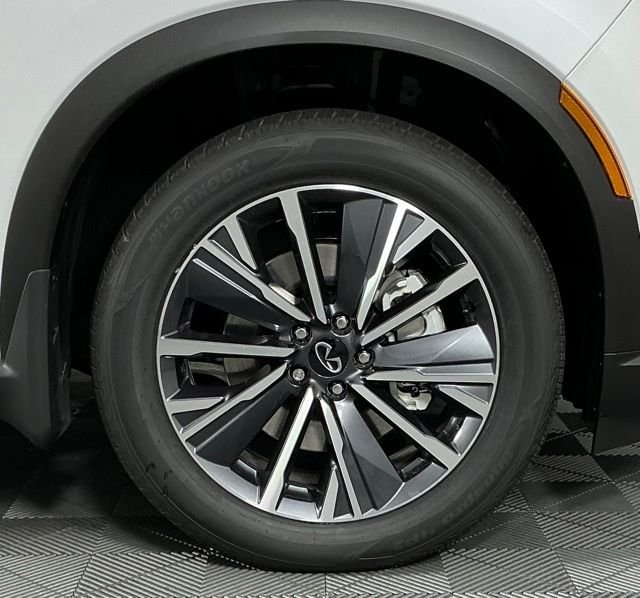 Certified Used 2026 White INFINITI LUXE image 7