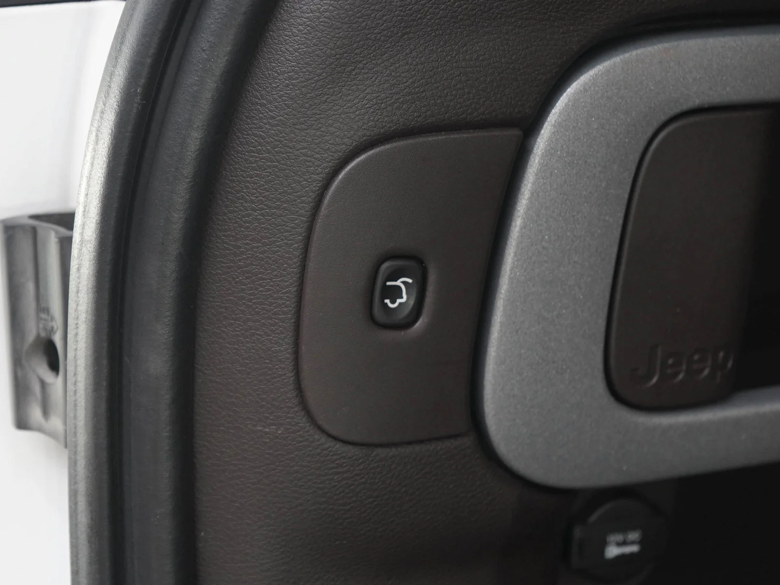 Used 2016 Bright White Clearcoat Jeep Overland image 17