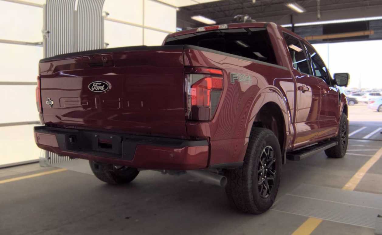 Used 2024 Rapid Red Metallic Tinted Clearcoat Ford XLT image 3