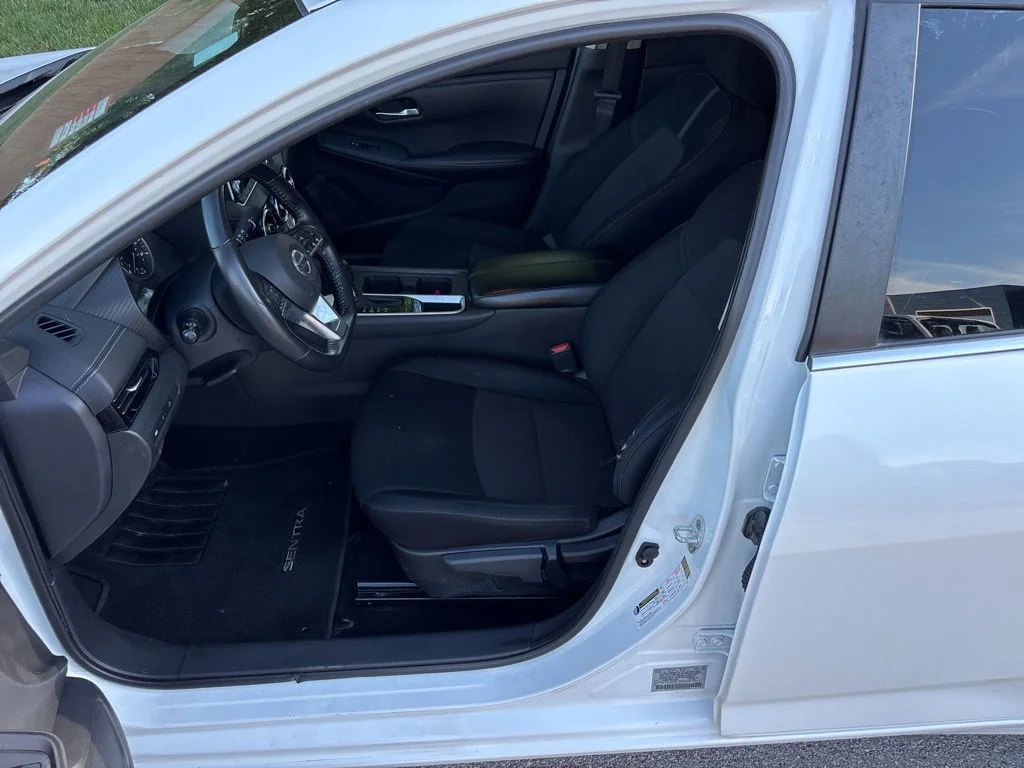 Used 2022 Aspen White Nissan SV image 9