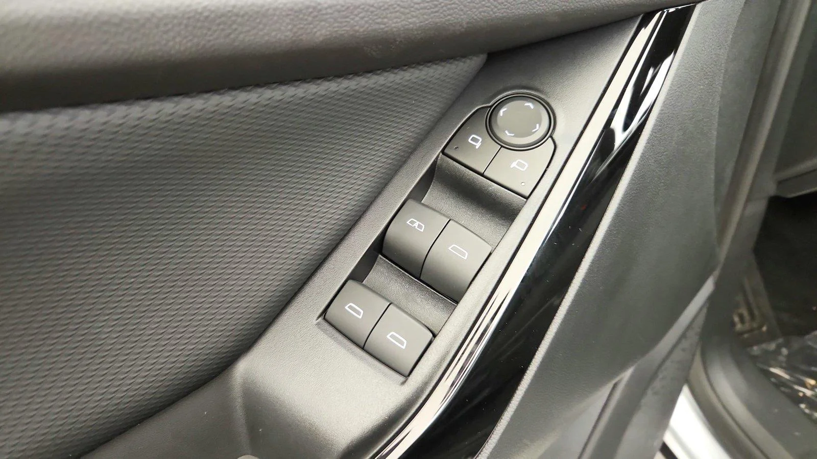 2027 Chevrolet Equinox LT - Photo 21