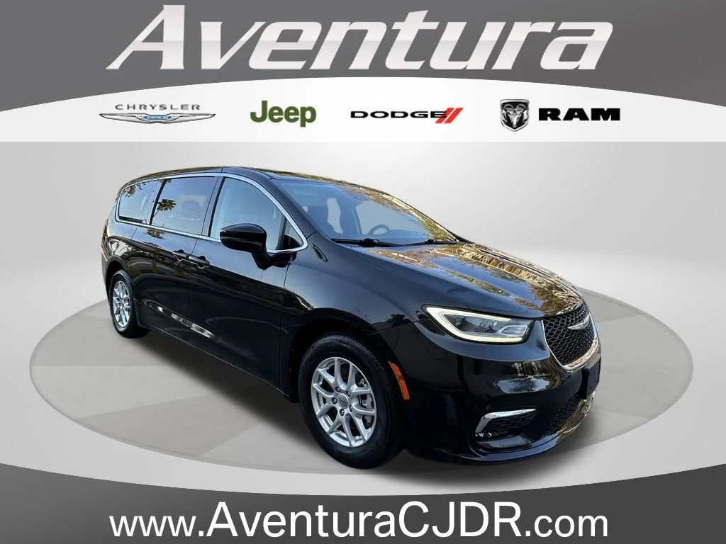 2023 Chrysler Pacifica Touring L's photo