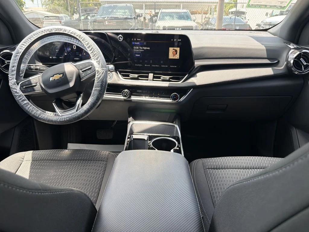 Used 2025 White Chevrolet LT image 27