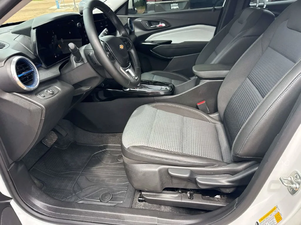 Used 2025 White Chevrolet LT image 23