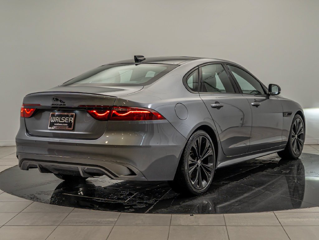 Used 2024 Eiger Gray Metallic Jaguar R-Dynamic SE image 5