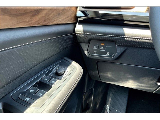 New 2026 Deep Black Pearl Volkswagen 2.0T SE image 13