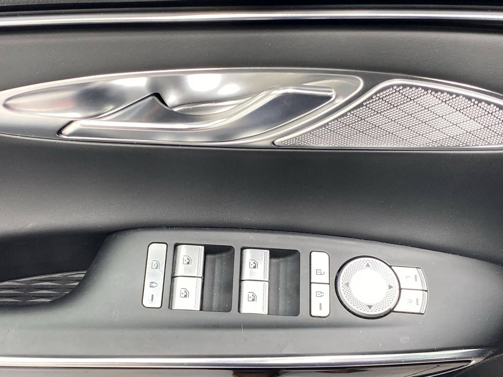 2025 GENESIS GV70 Standard - Photo 13