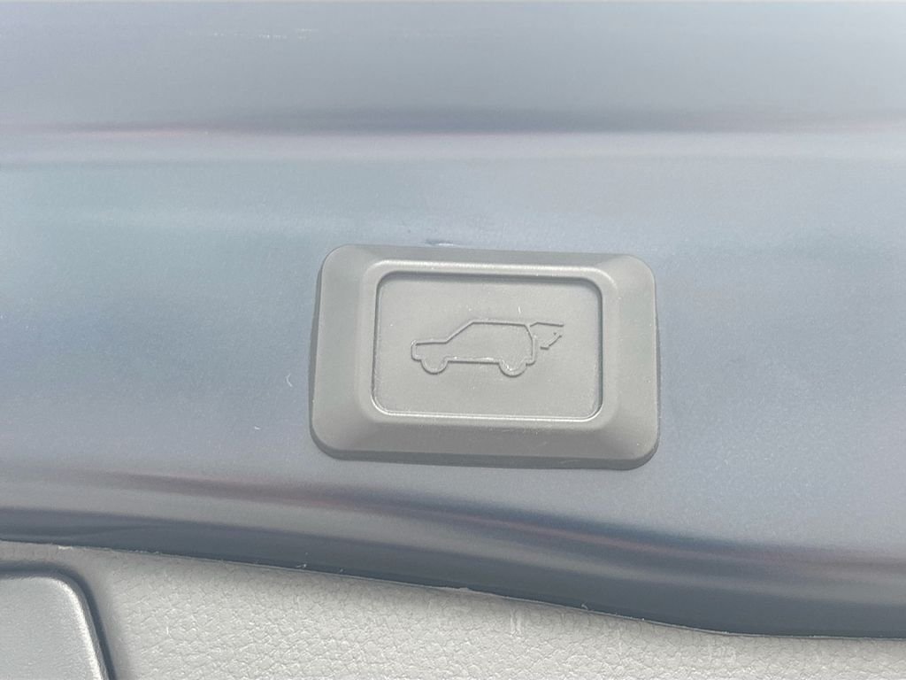 Used 2025  Toyota XLE image 15