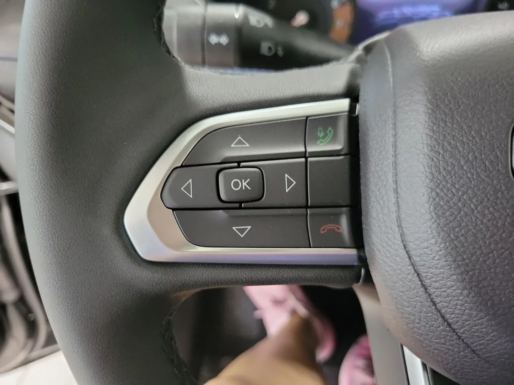 New 2026 Diamond Black Crystal Pearlcoat Jeep Latitude image 13