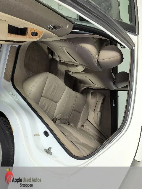 Used 2005 White Honda EX-L image 24