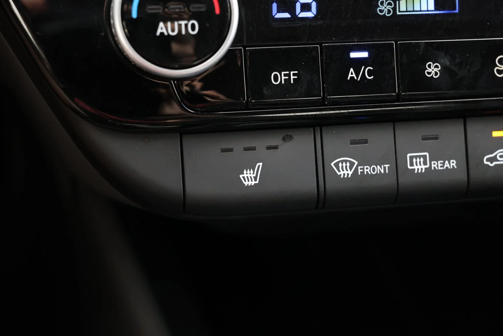 Used 2025 Silver Hyundai SEL Convenience image 5
