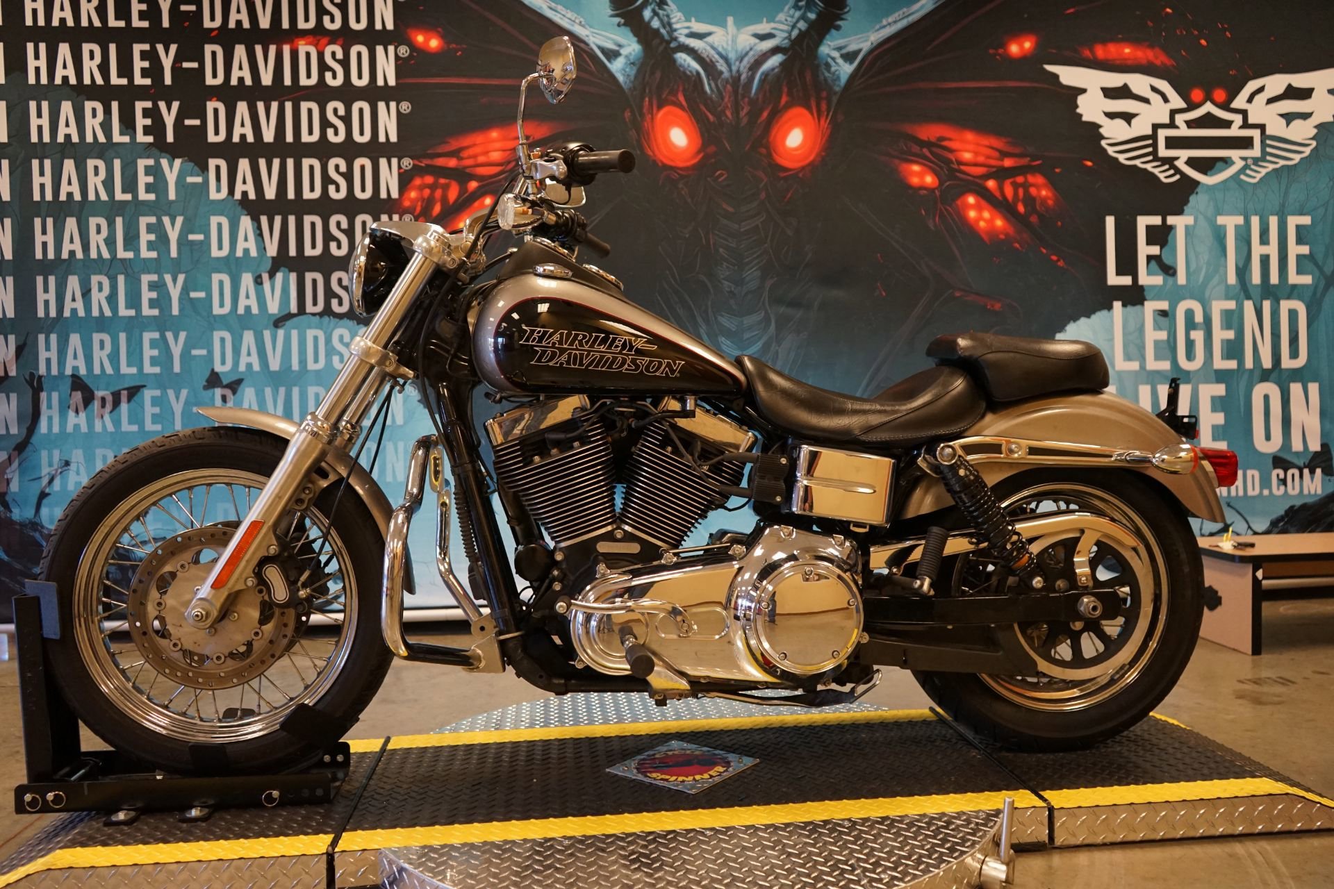 Used 2017 Billet Silver / Vivid Black Harley-Davidson  image 5