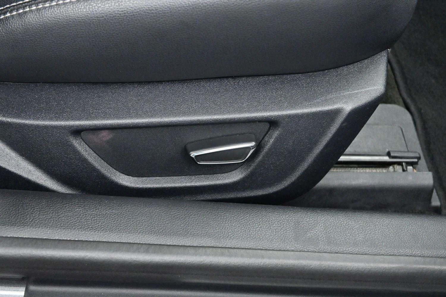 Used 2018 Magnetic Ford GT Premium image 28