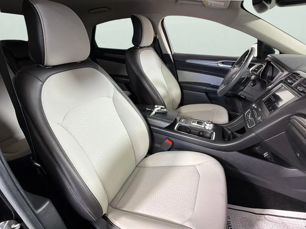 Used 2019  Ford SE image 33