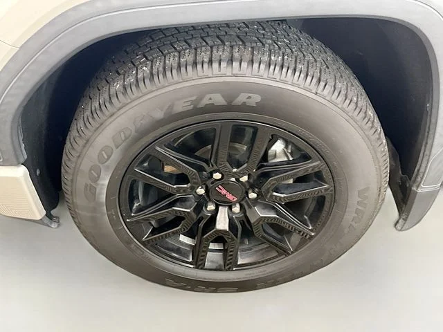Used 2021 Silver GMC Elevation image 31