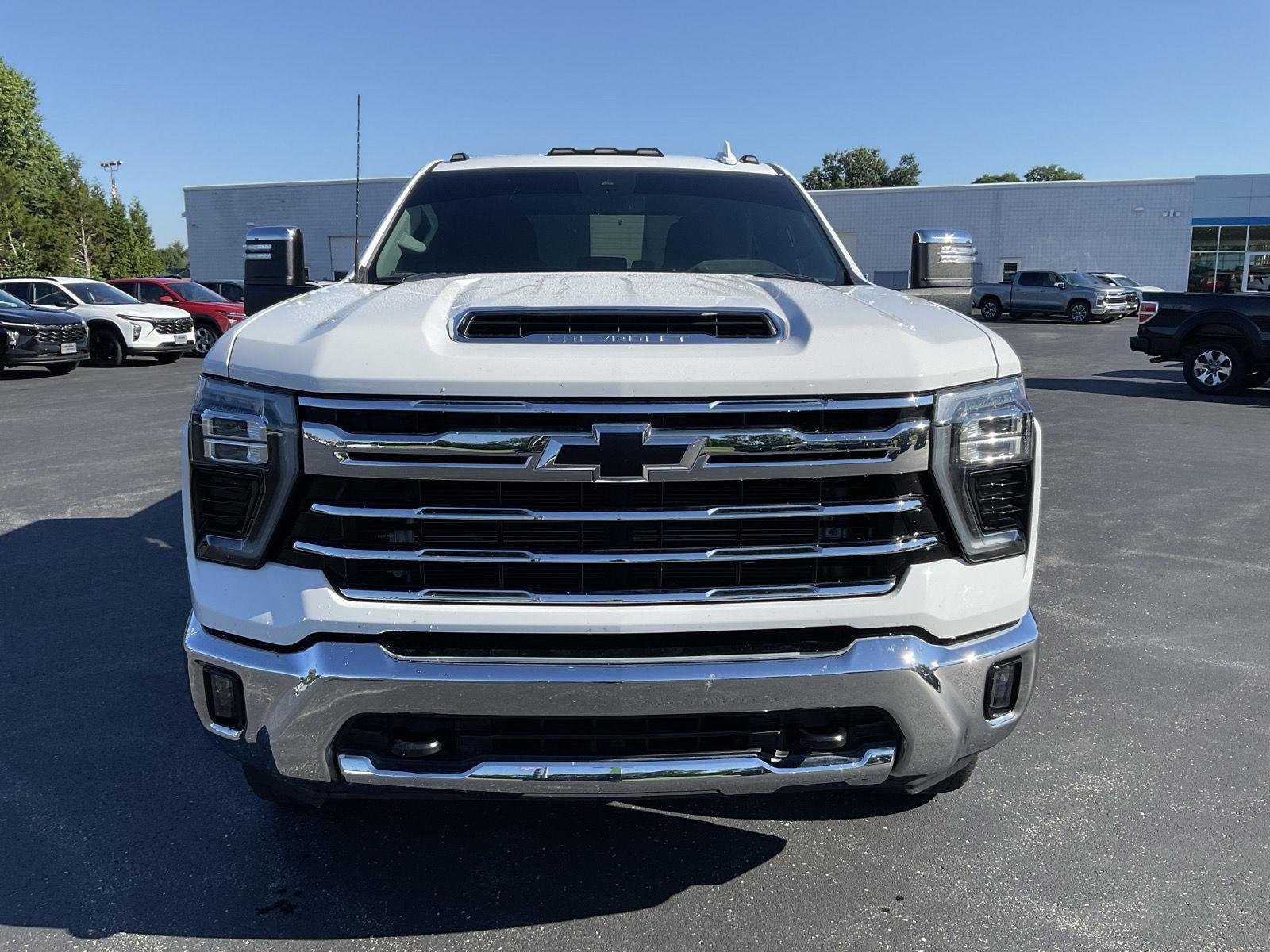 Used 2024  CHEVROLET TRUCK image 2