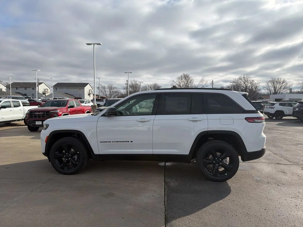 New 2026 Bright White Clear-Coat Exterior Paint Jeep Limited image 8