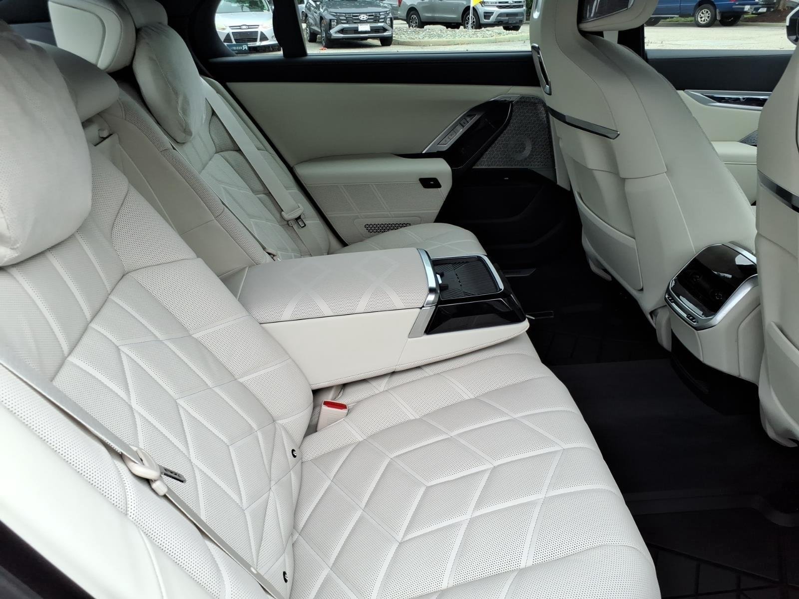 Used 2025 Mineral White Metallic BMW 760i xDrive image 25