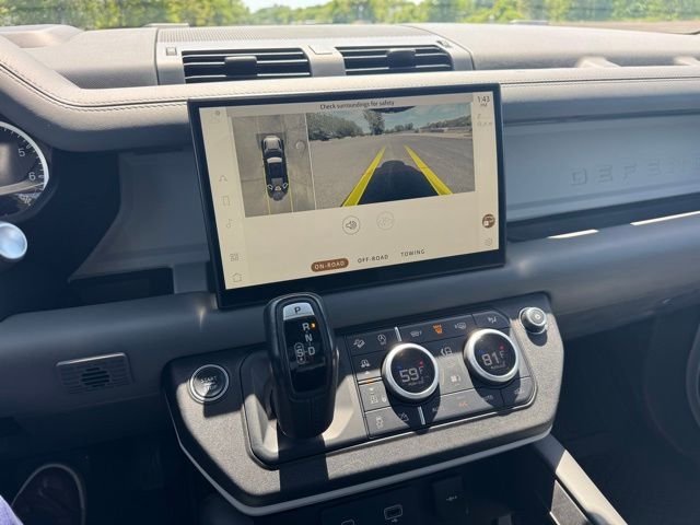 Used 2023 White Land Rover X-Dynamic SE image 17