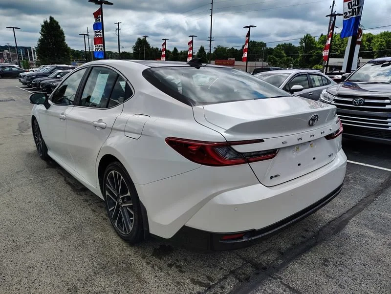 Used 2025 Off-white Toyota XLE image 6
