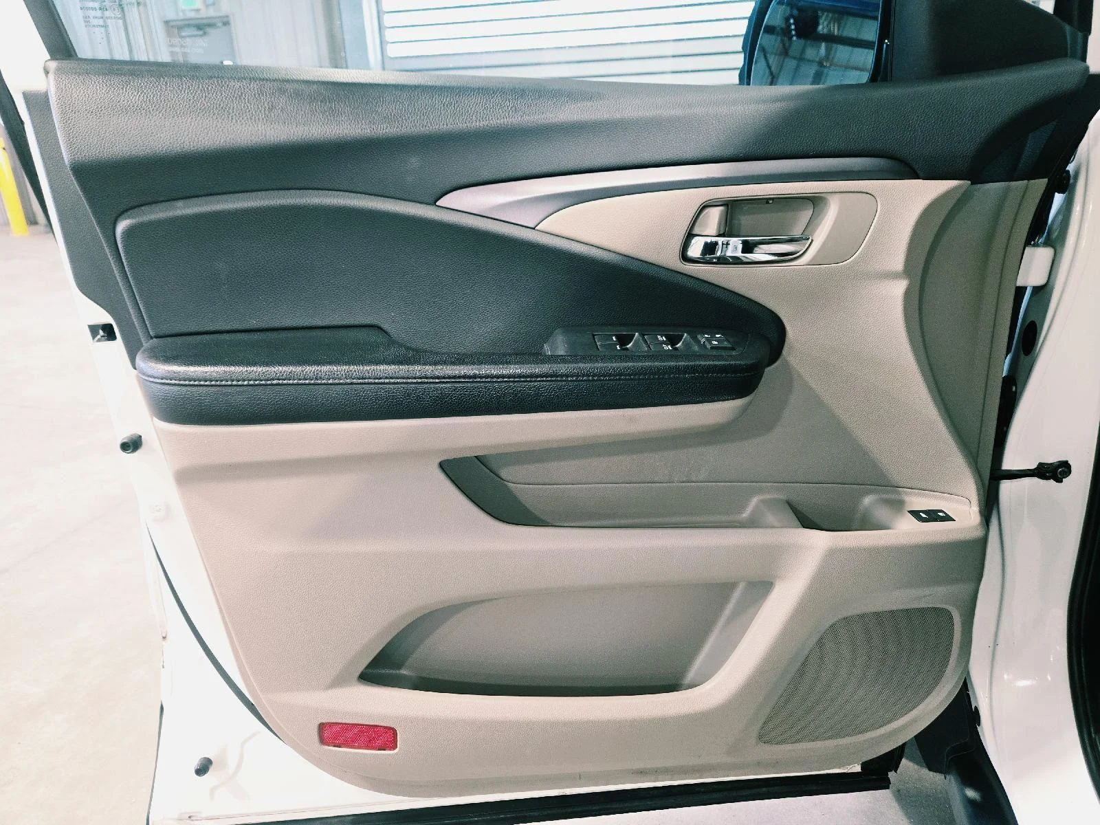 Used 2017 White Diamond Pearl Honda EX-L image 9