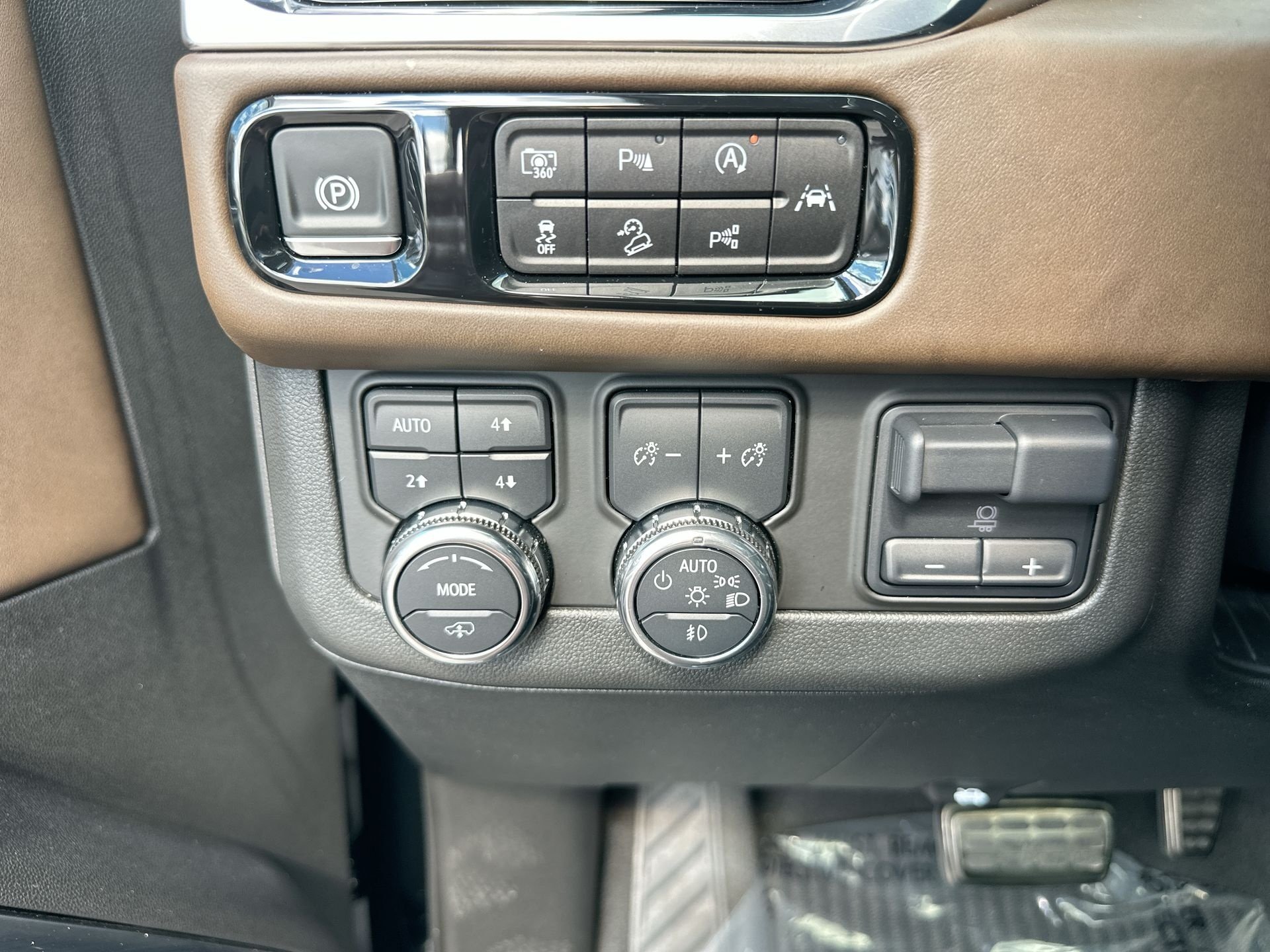 2025 GMC Yukon Denali Ultimate - Photo 18