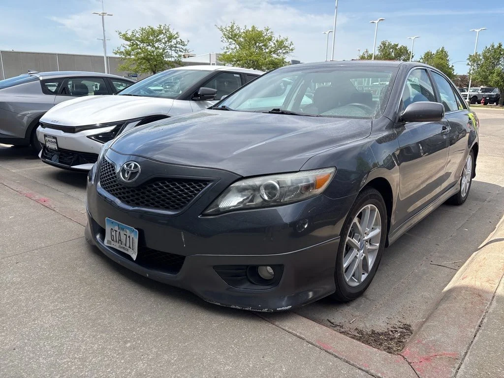Used 2011  Toyota LE image 2