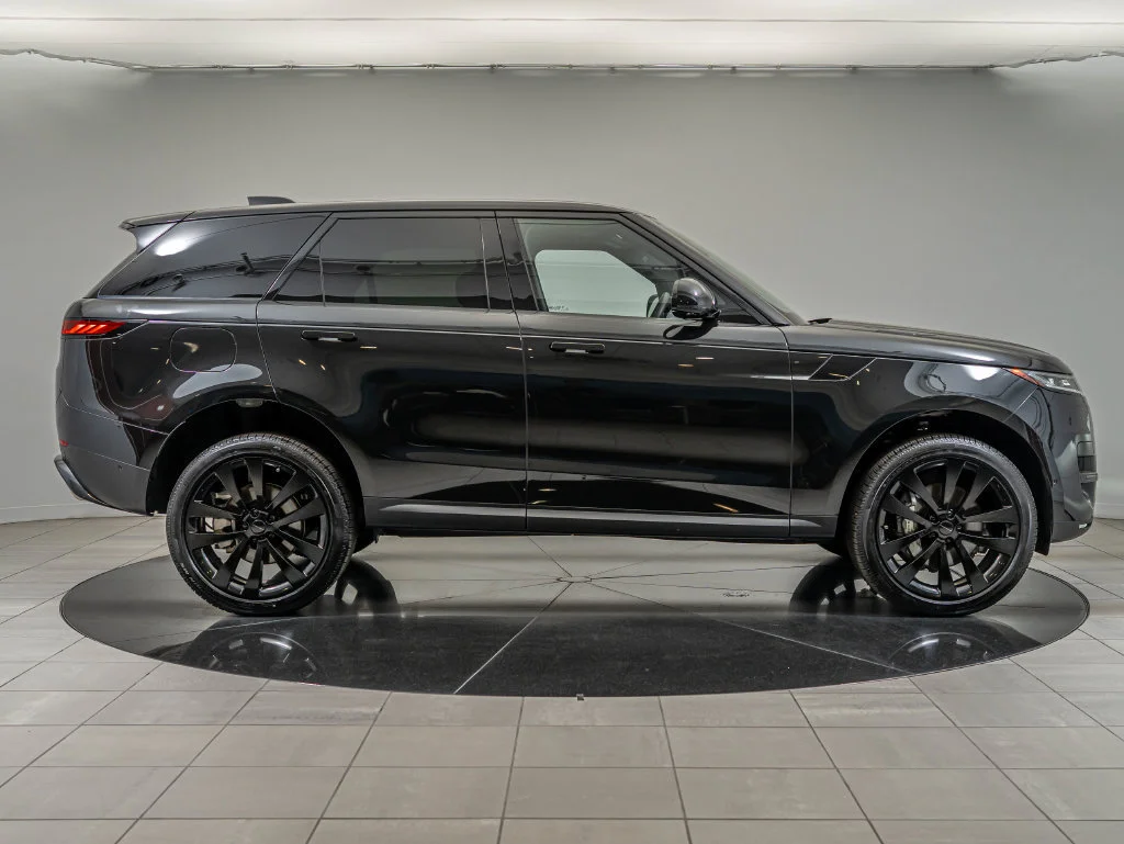 Used 2026 Santorini Black Land Rover SE image 4