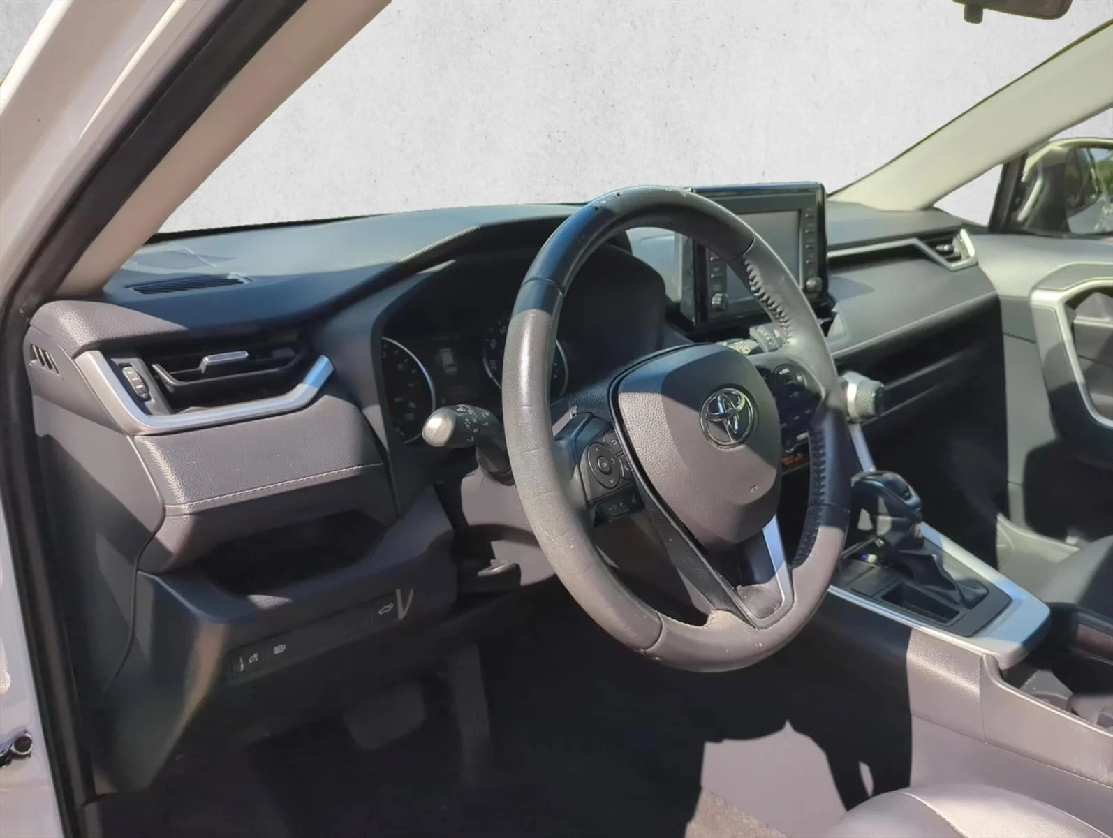 Used 2019 Super White Toyota XLE Premium image 14