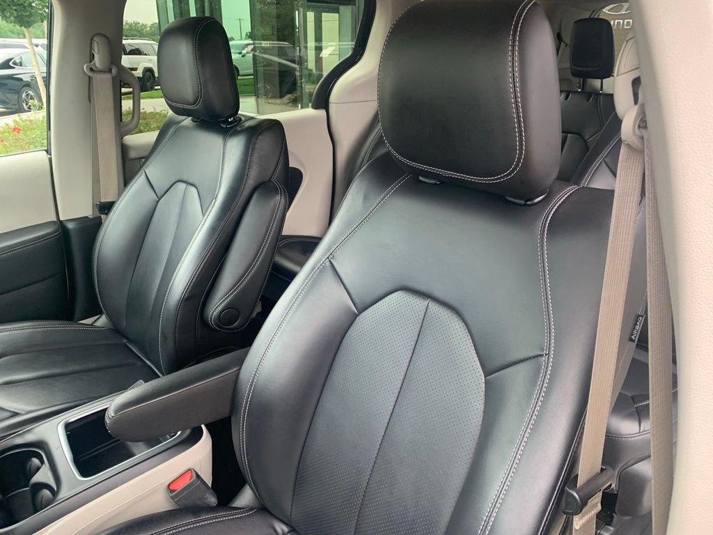 Used 2023 Black Chrysler Touring L image 15
