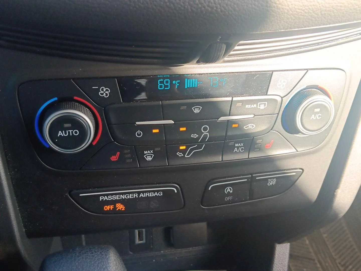 Used 2019 Oxford White Ford SE image 17