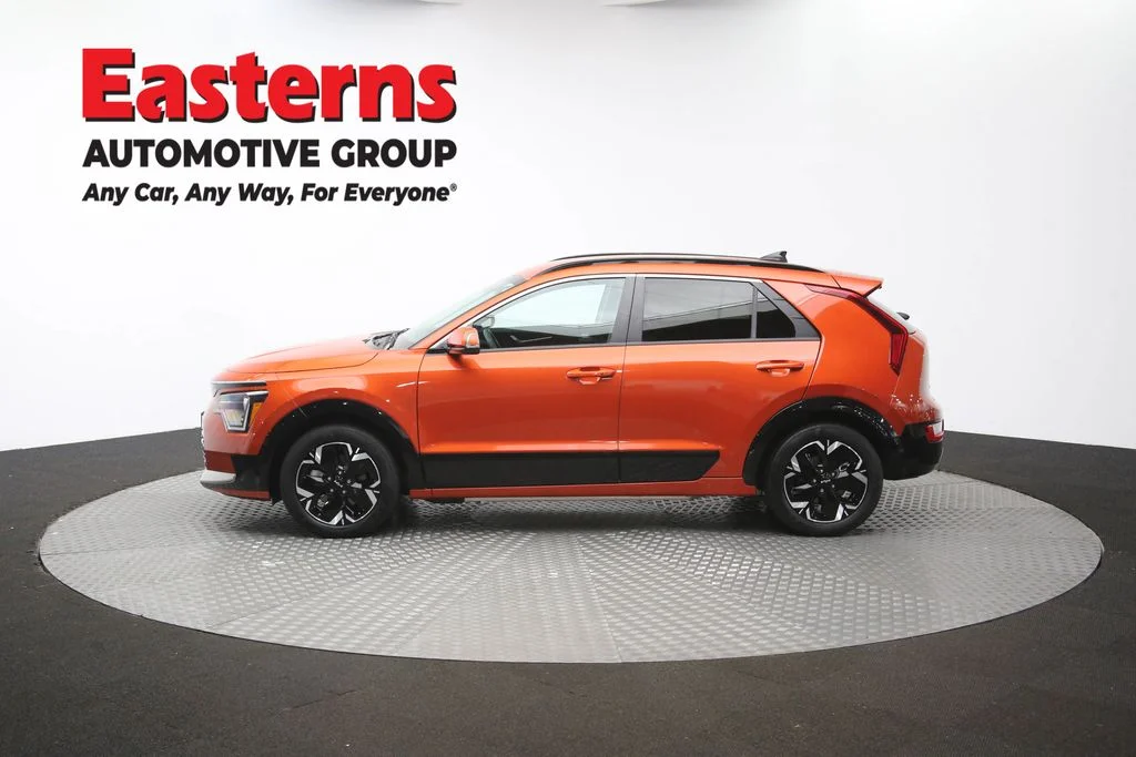 Used 2023 Red Kia Wind image 58