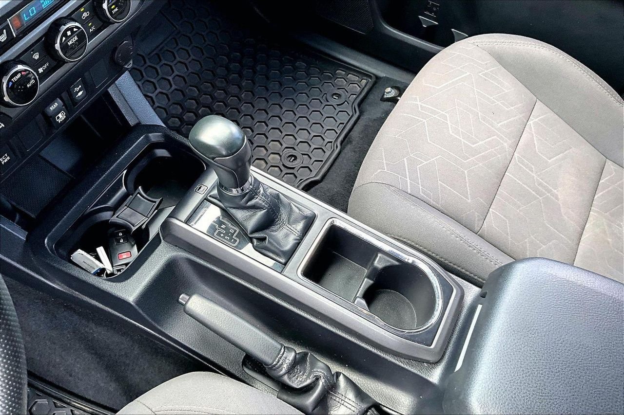 Used 2018 Midnight Black Metallic Toyota SR5 image 21