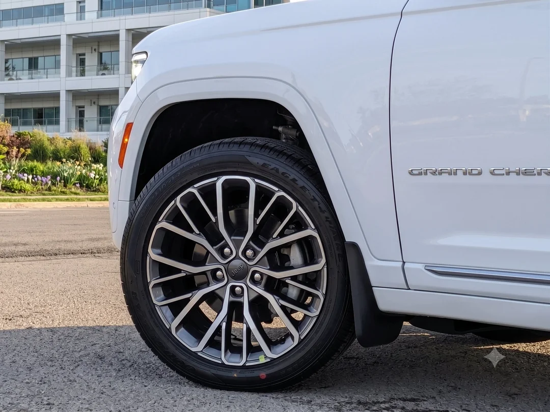 New 2026 White Jeep Summit - - 4x4 - 2.0L Turbo Engine - Adaptive Cruise Control - Blind Spot Monitor & More! image 9