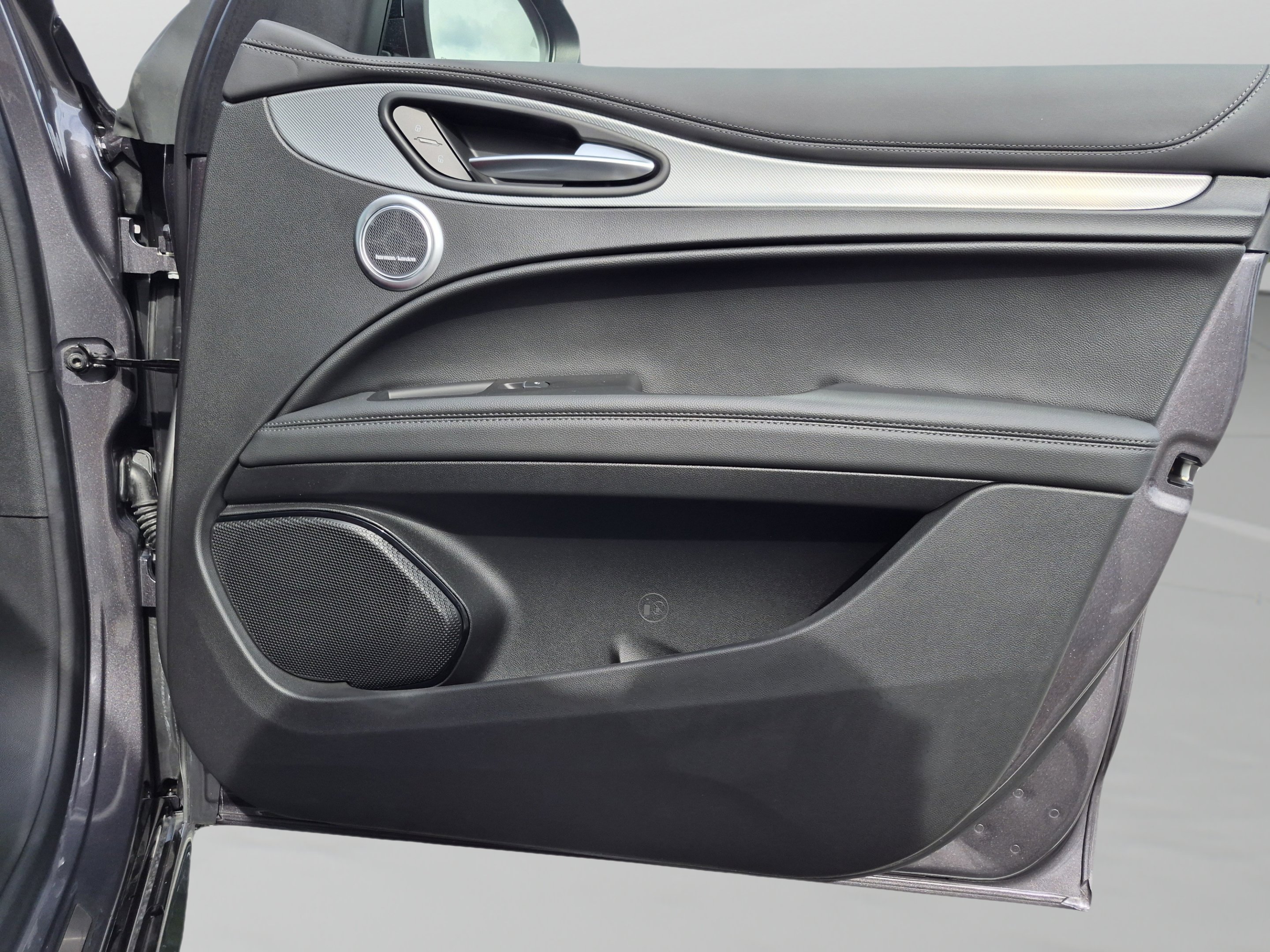 New 2026 Vesuvio Gray Metallic Exterior Paint Alfa Romeo  image 19