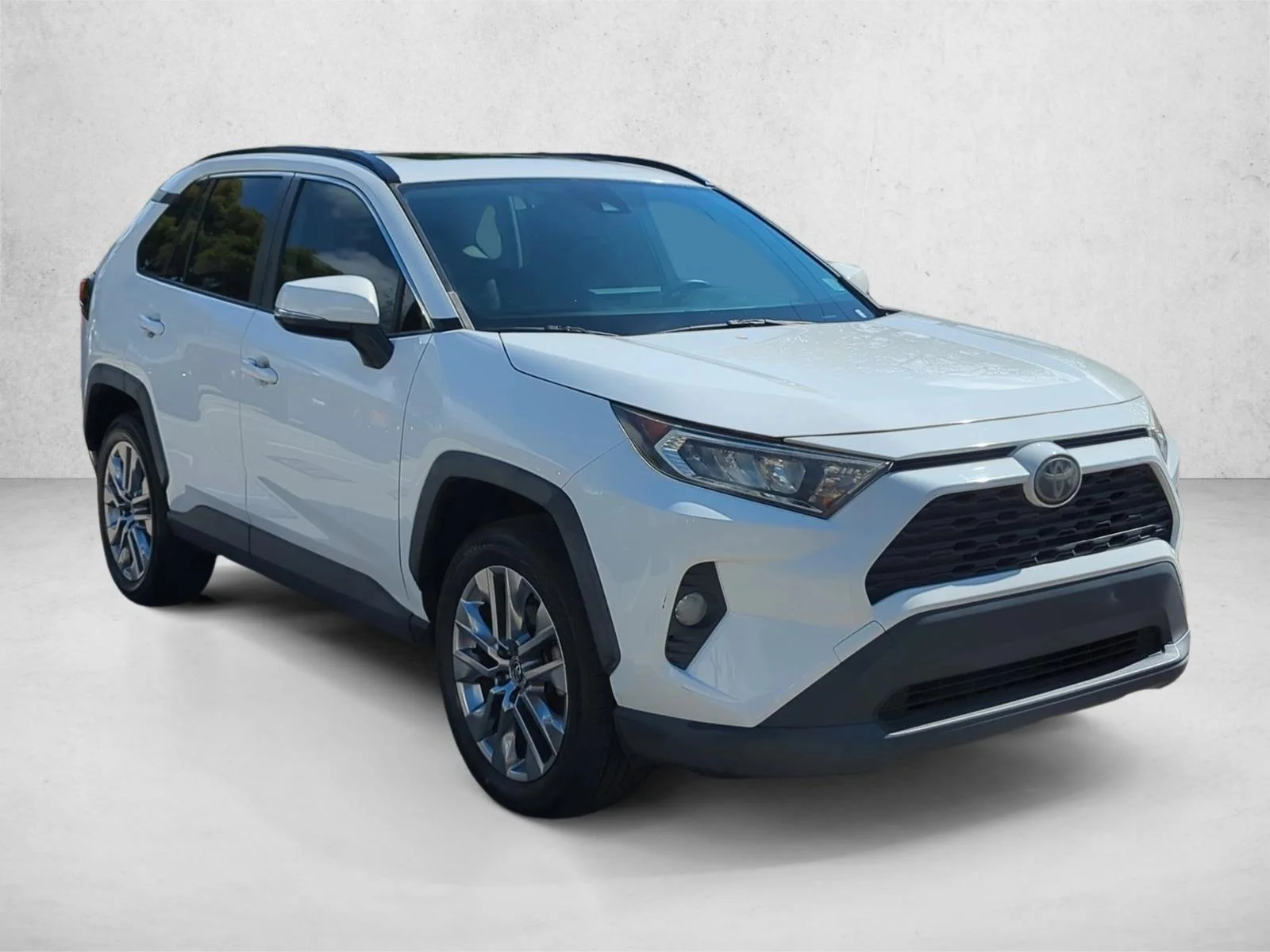 Used 2019 Super White Toyota XLE Premium image 3