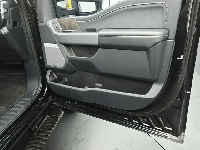 Used 2024 Agate Black Metallic Ford Lariat image 27