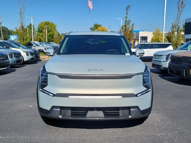 New 2026 Ivory Silver Kia Wind AWD image 2