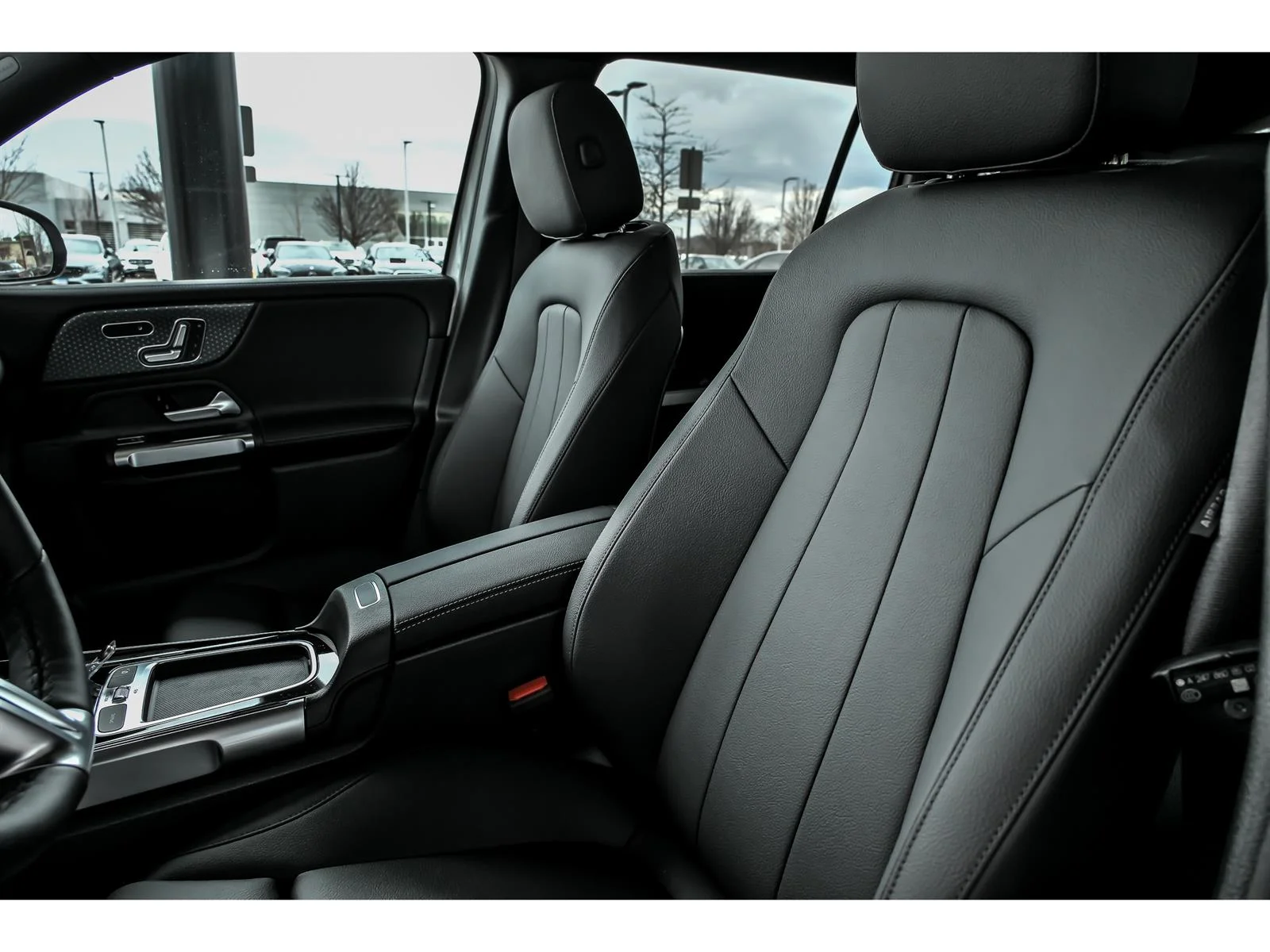 New 2026 Polar White Mercedes-Benz GLB 250 image 7