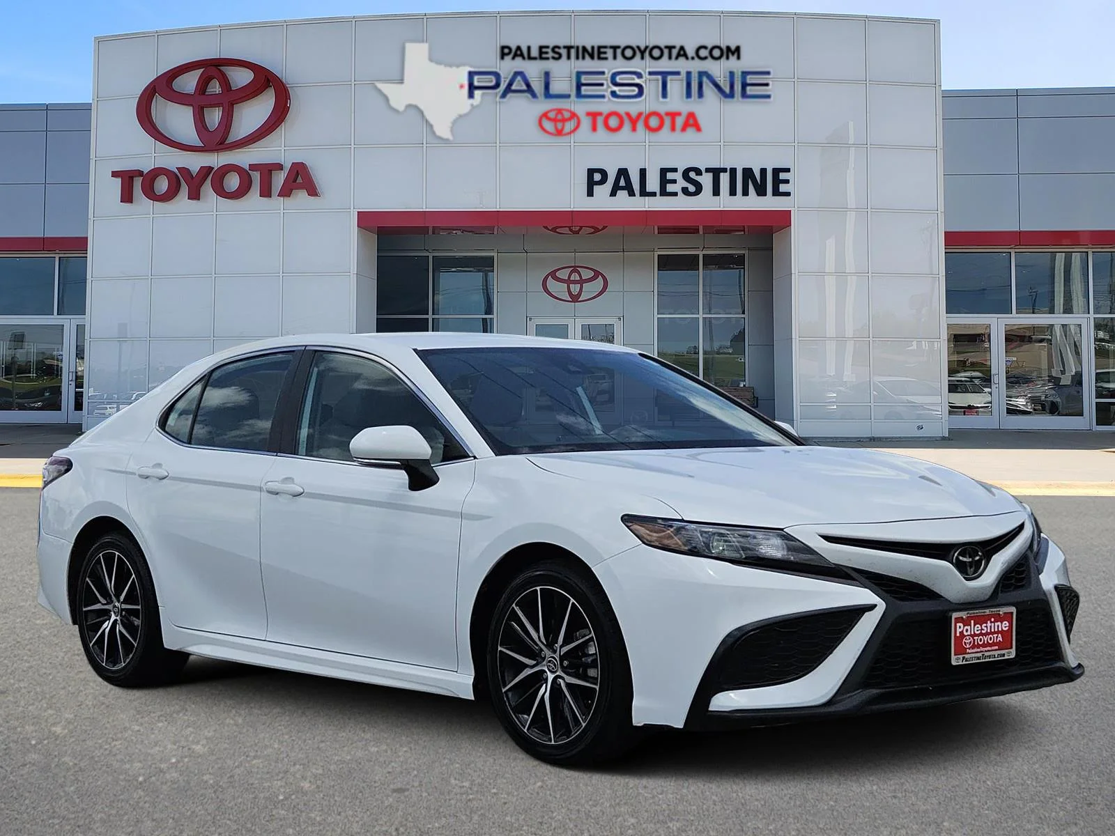 Used 2023 White Toyota SE Auto (Natl) image 1
