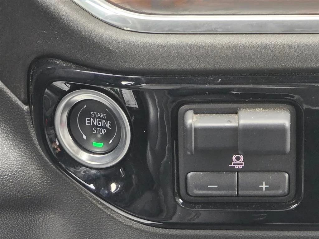 Used 2025 Black GMC SLT image 17