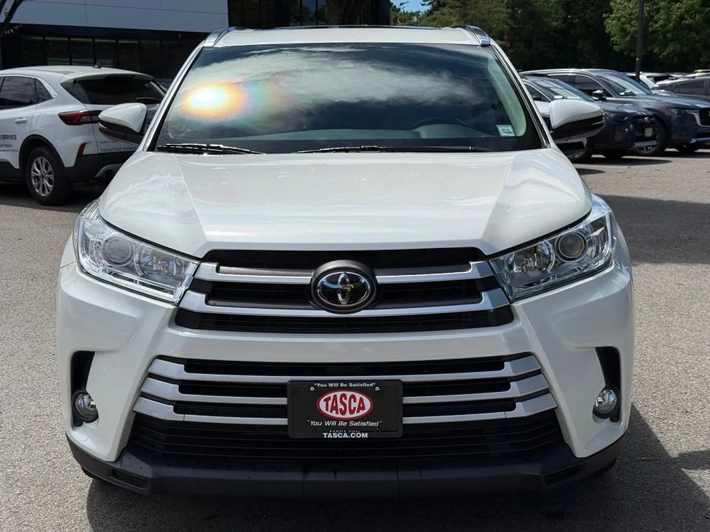 Used 2019 White Toyota XLE image 3