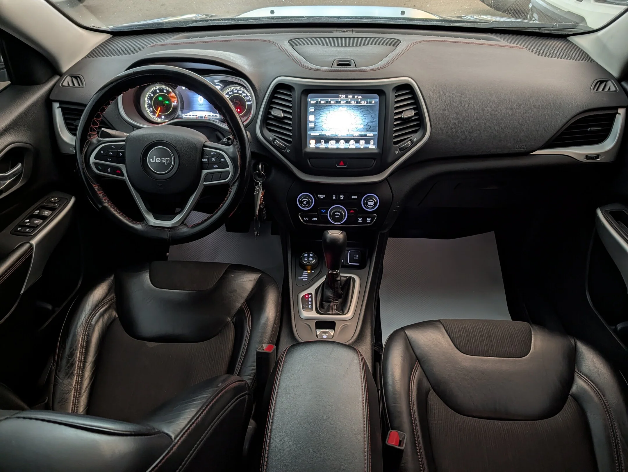 Used 2017 Grey Jeep Trailhawk - Leather - Uconnect 8.4 Touchscree - 4WD 4dr Trailhawk image 26