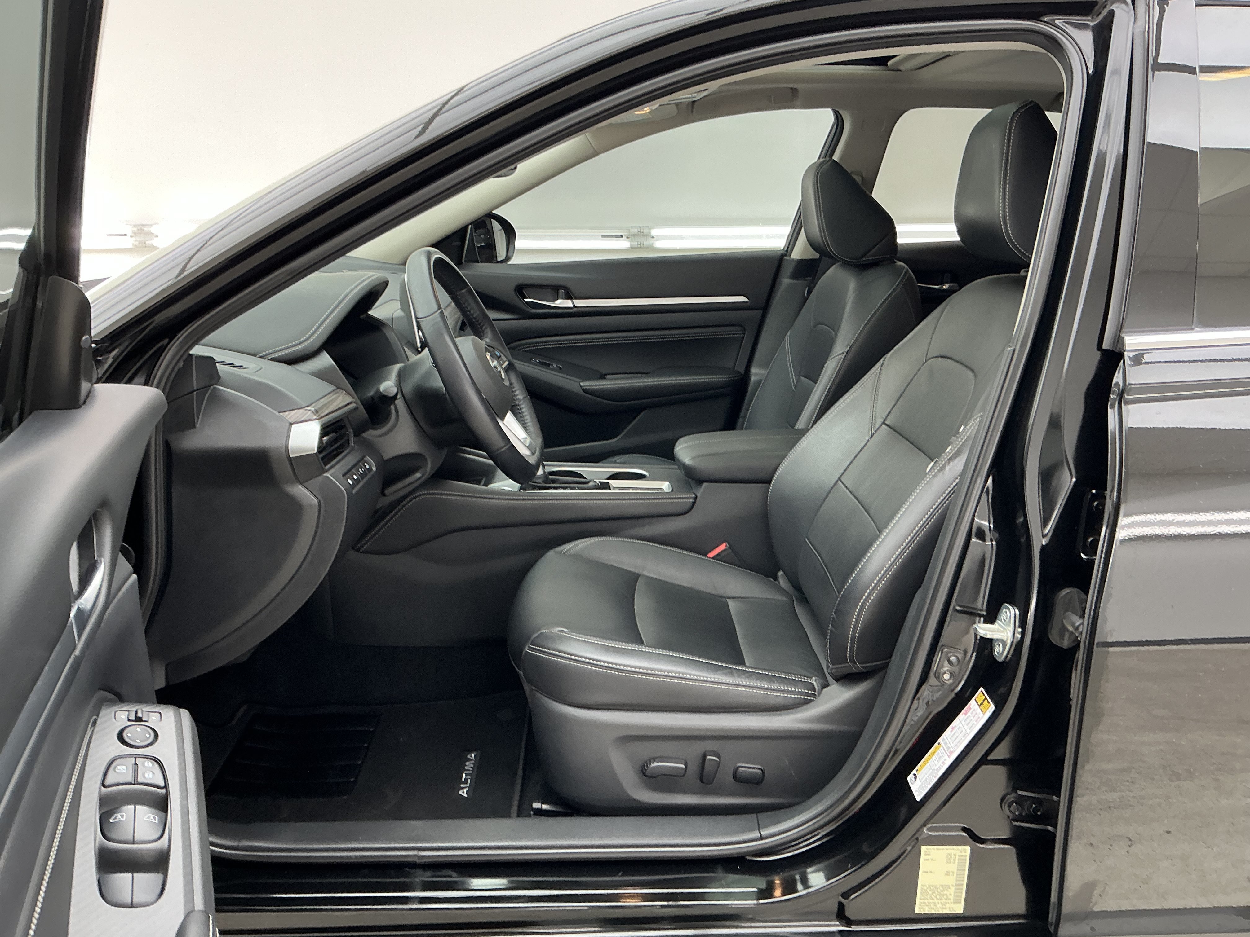Used 2019 Super Black Nissan 2.5 SL image 17