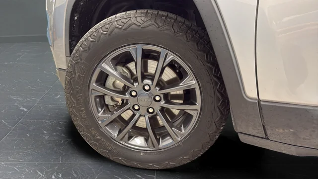 Used 2020 Billet Silver Metallic Jeep Latitude image 31