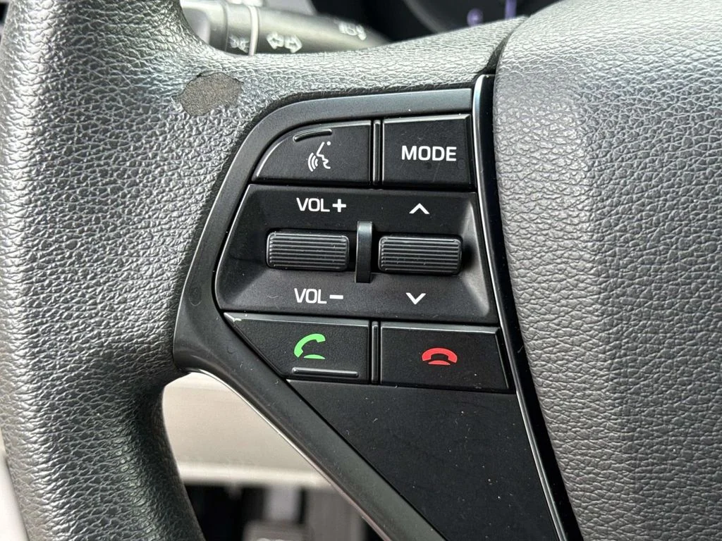 Used 2015 Silver Hyundai SE image 23