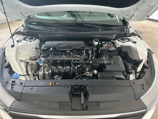 Used 2025 White Kia LXS image 19