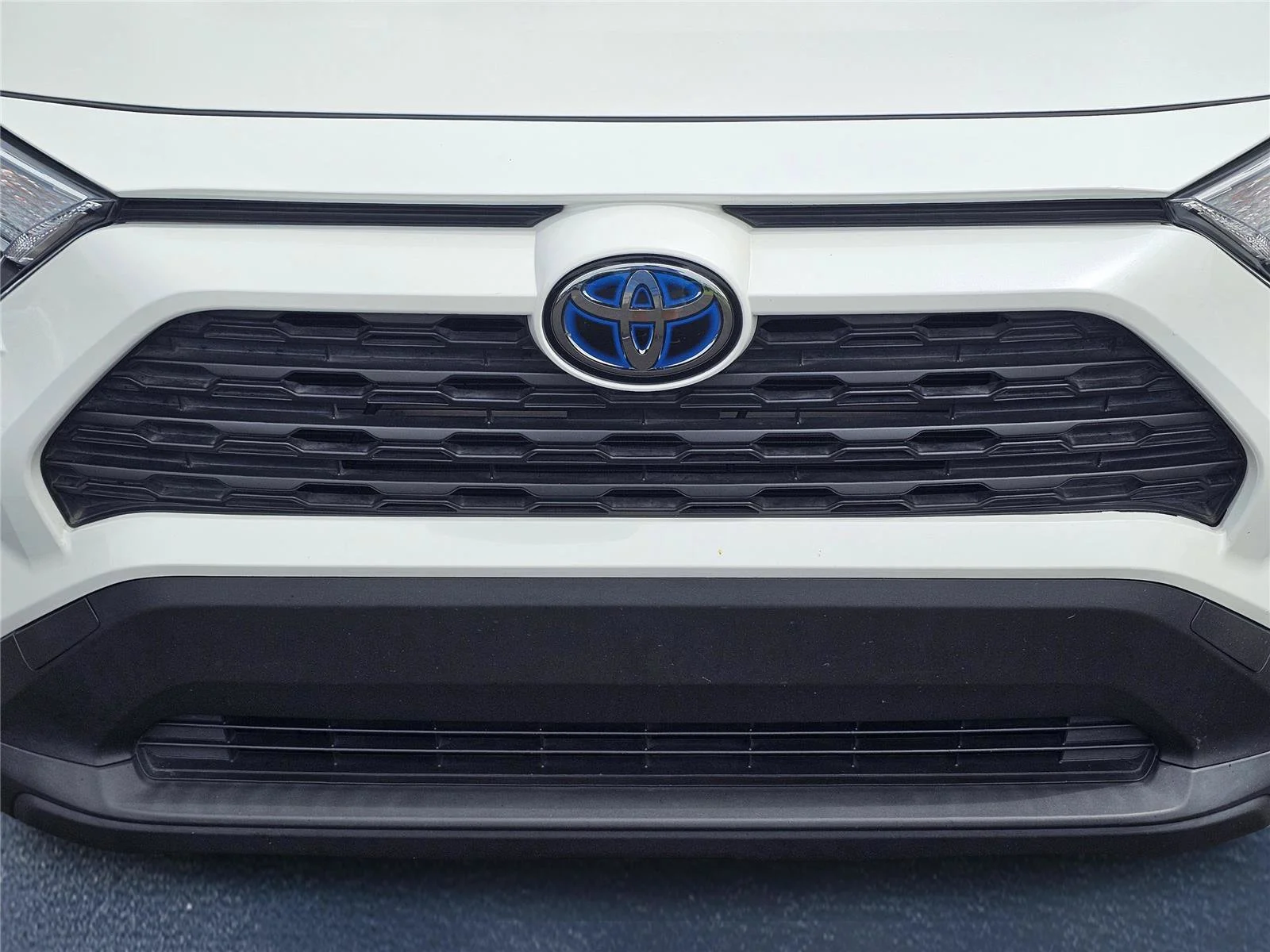 Used 2021  Toyota Hybrid LE image 4