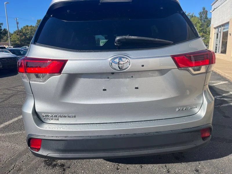 Used 2019 Silver Toyota XLE image 6